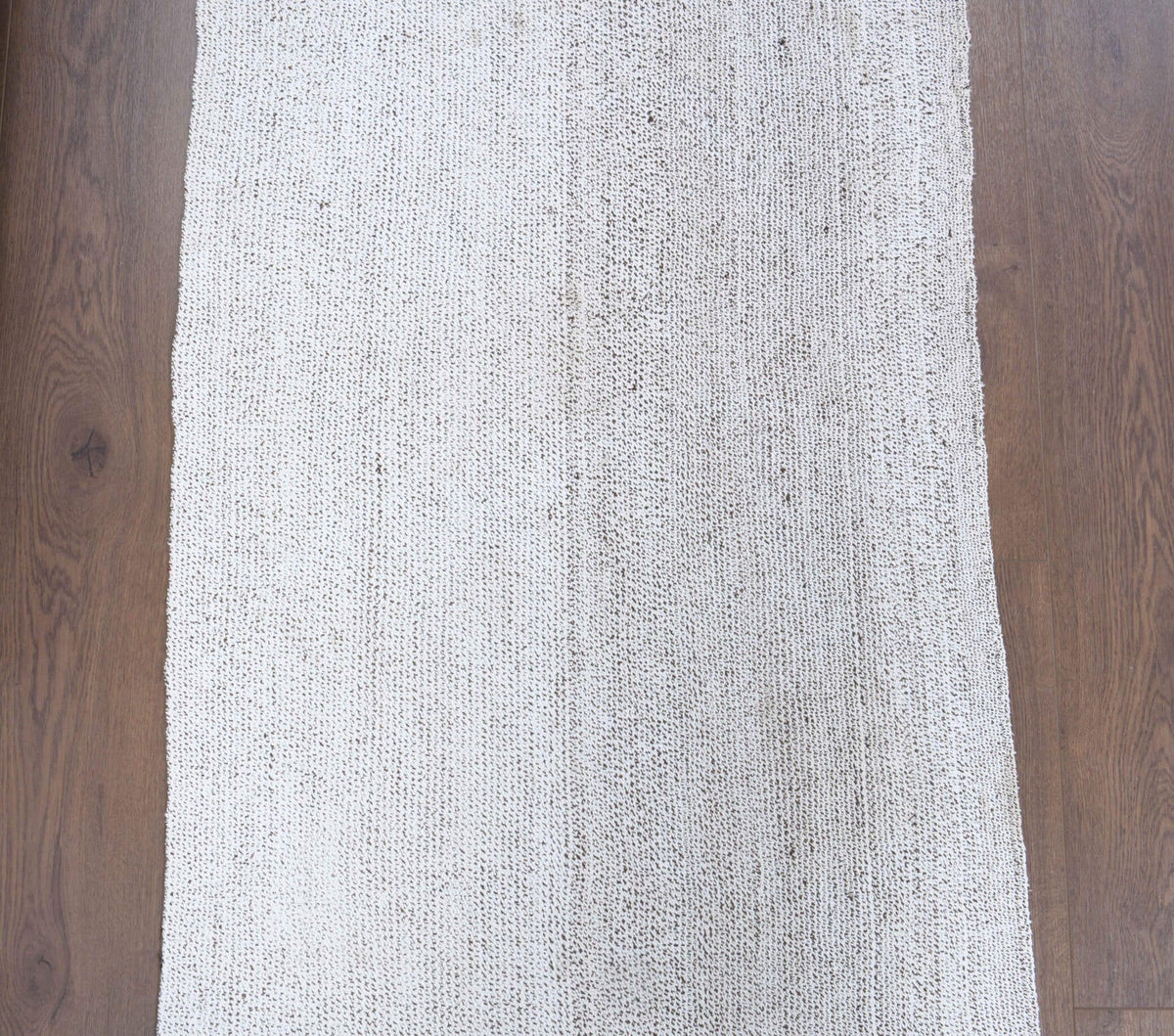 Düz zeminli vintage kilim yolluk – beyaz tonlarda yün dokuma