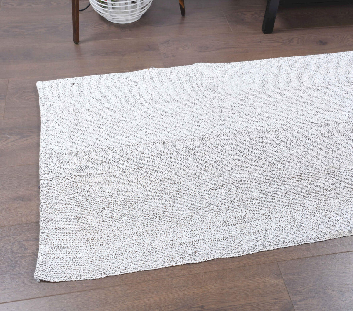 Anadolu kökenli el dokuma kilim – 1960'lar üretimi, düz zeminli