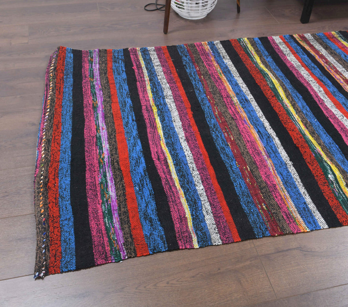 Anadolu kökenli el dokuma kilim – 1960'lar üretimi, çizgili
