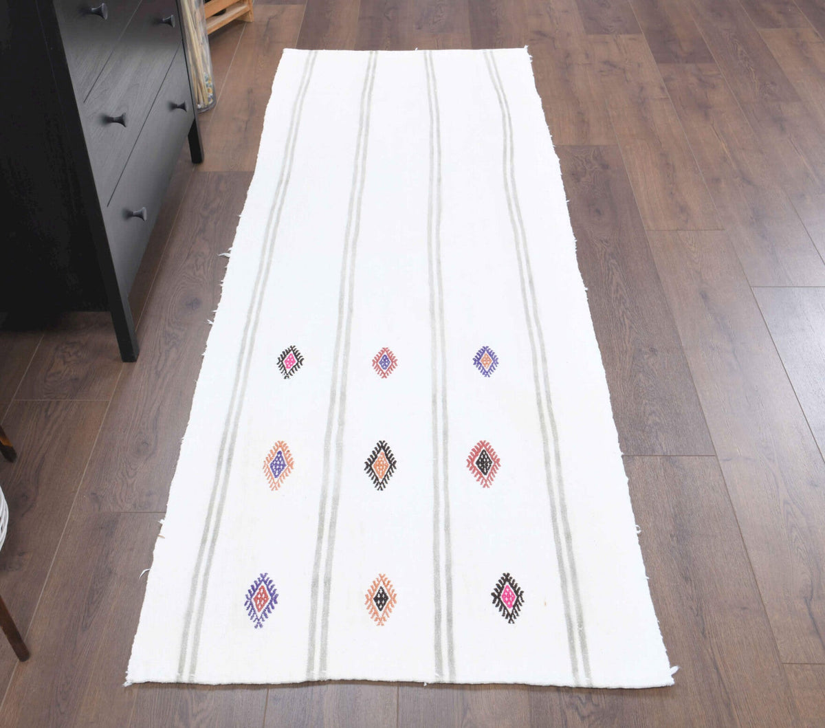 80x230 cm beyaz ve kırmızı çizgili vintage kilim yolluk – üstten tam görünüm