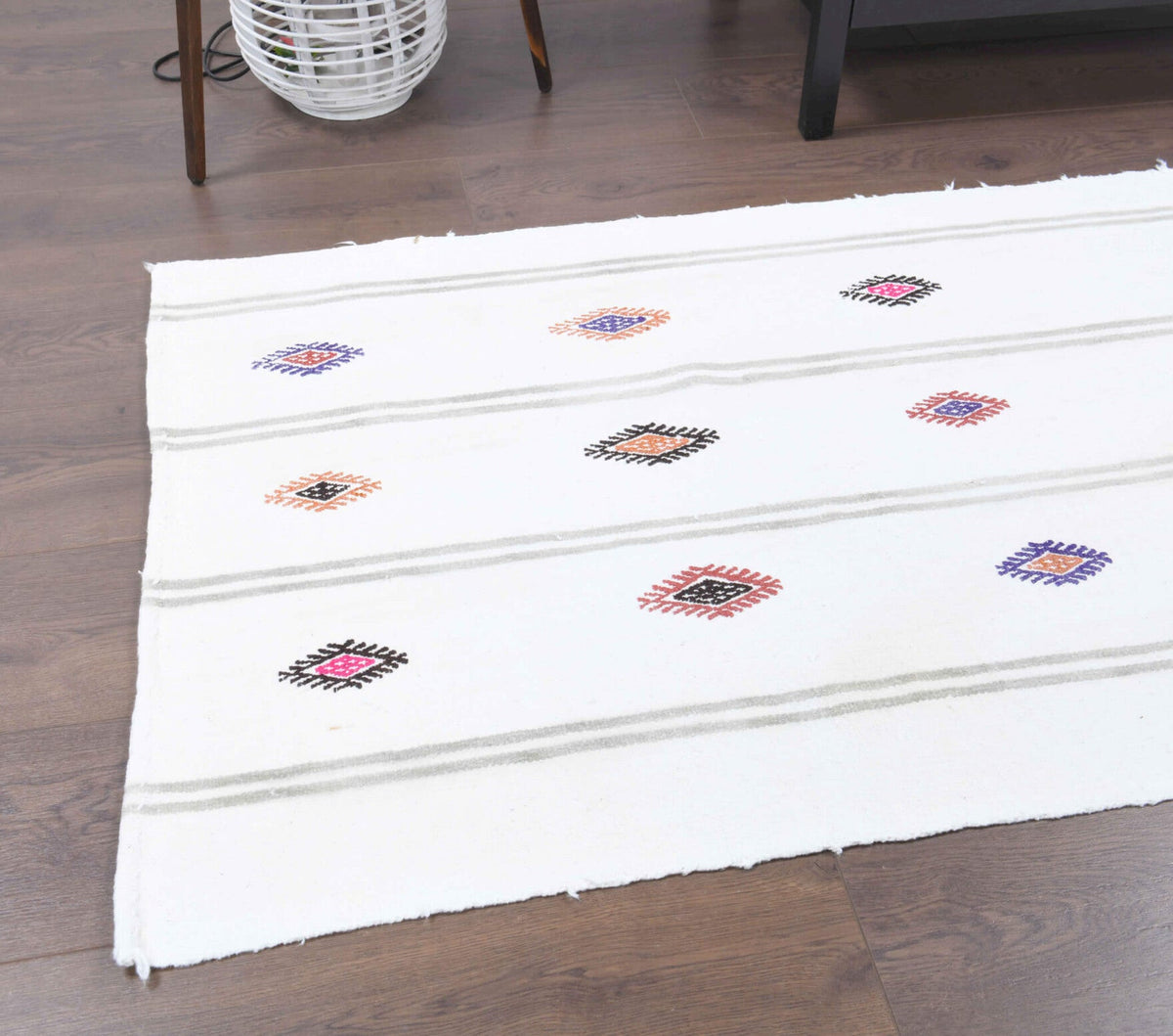 Beyaz ve kırmızı renkli vintage kilim yolluk, %100 yün dokuma