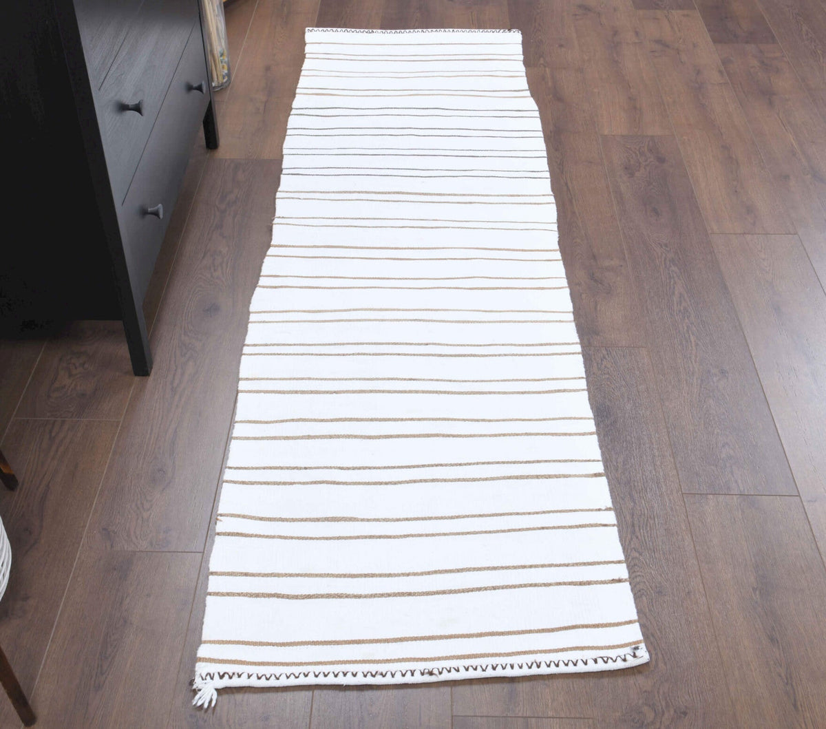 62x216 cm beyaz, kırmızı ve kahverengi çizgili vintage kilim yolluk – üstten tam görünüm