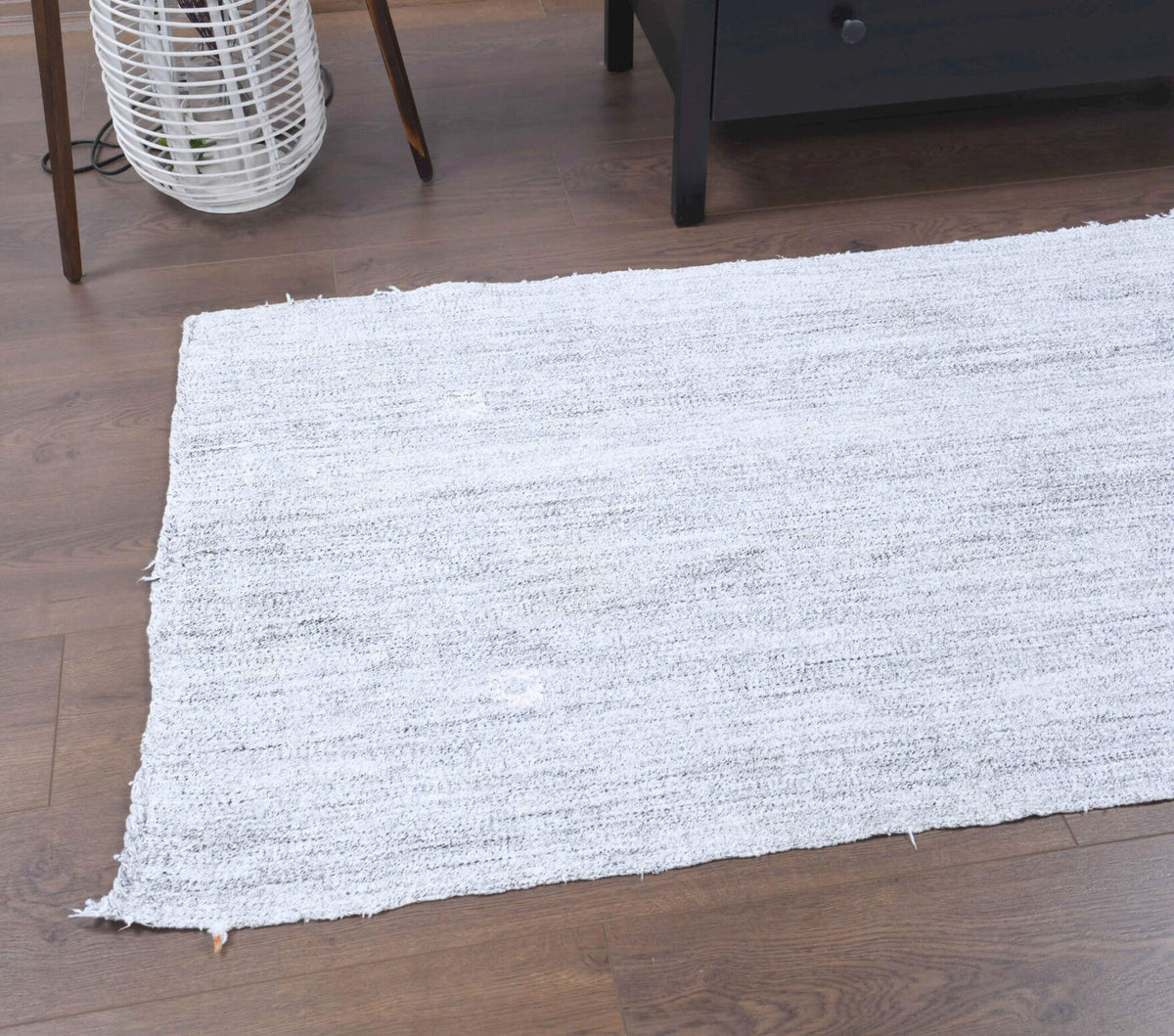Kilim motifli vintage kilim yolluk – beyaz tonlarda yün dokuma