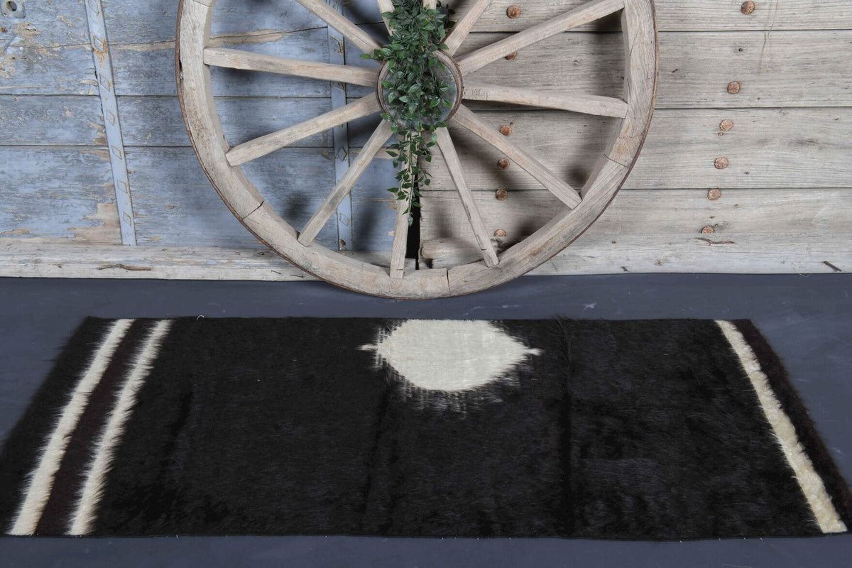 Düz zeminli vintage kilim yolluk – siyah ve gri tonlarda yün dokuma