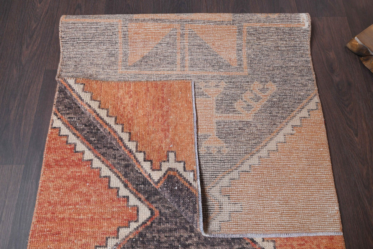 Anadolu kökenli el dokuma halı – 1970'ler üretimi, geometrik desenli