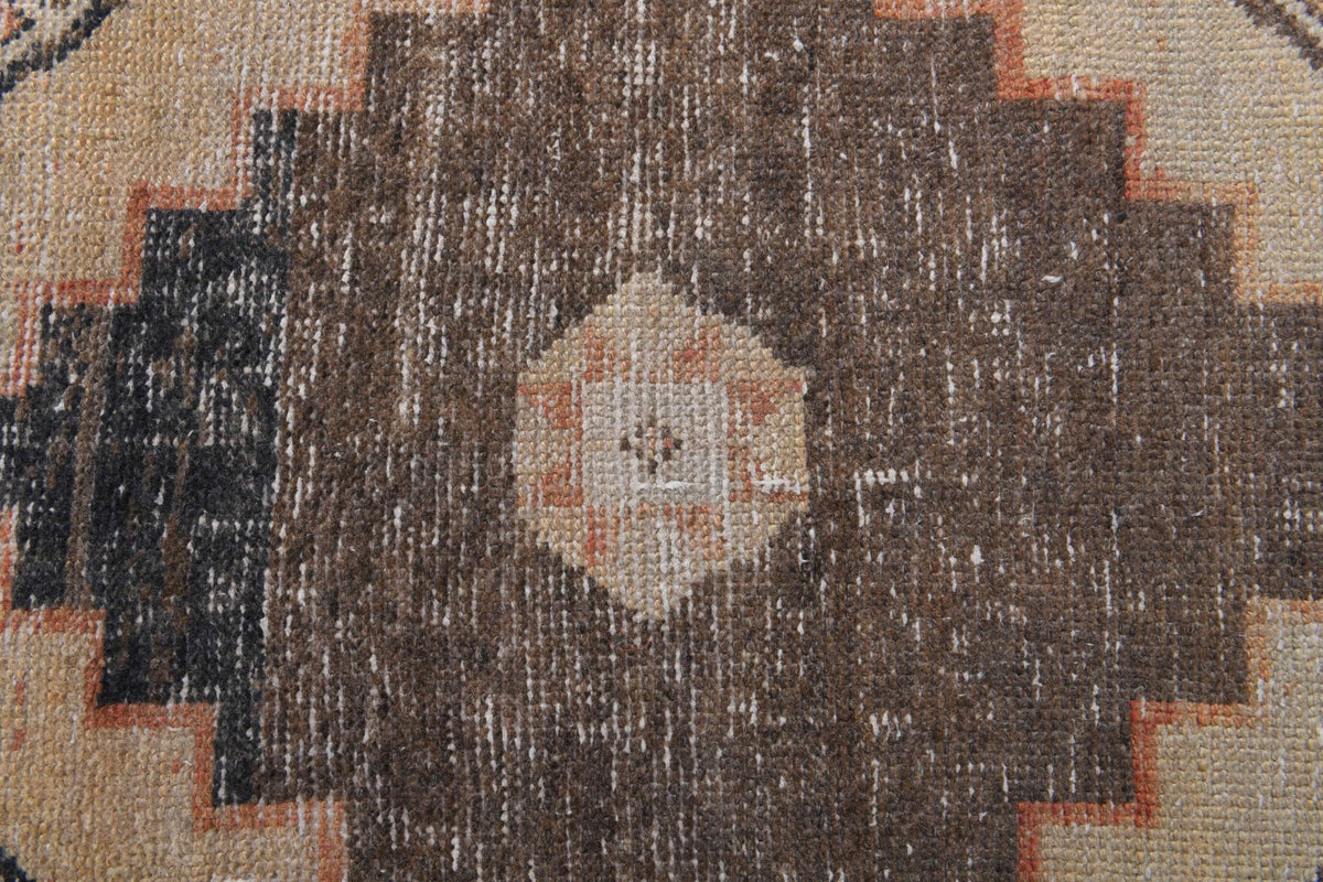 Anadolu kökenli el dokuma halı – 1970'ler üretimi, geometrik desenli