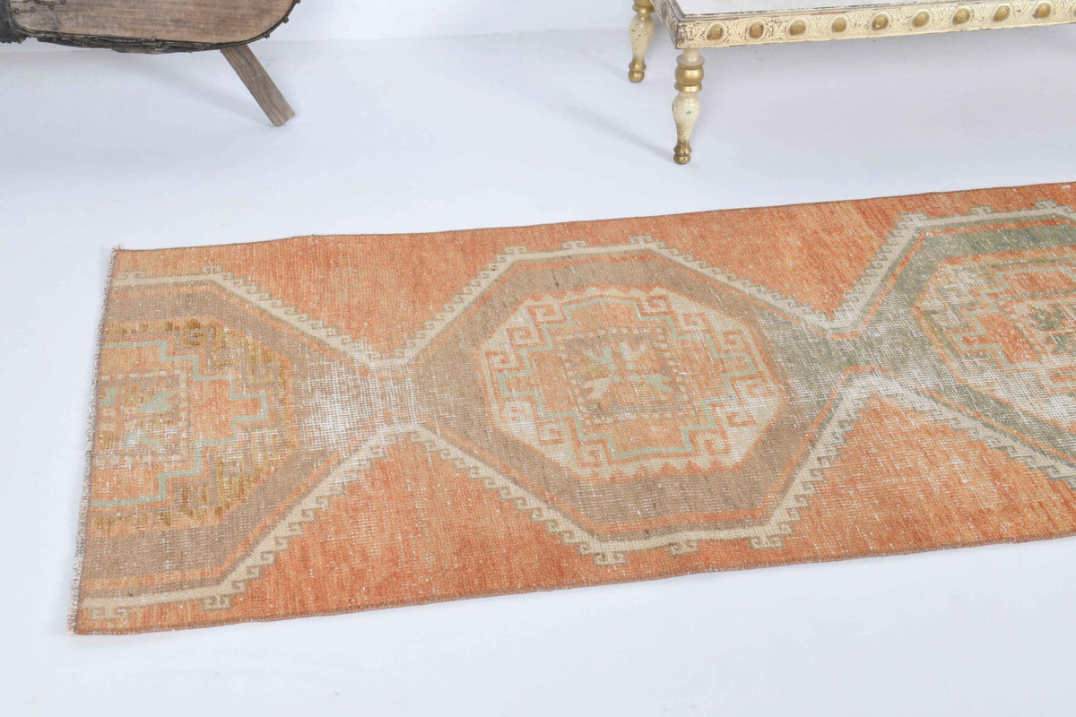 Geometrik desenli el dokuma vintage yolluk – turuncu tonlarda yün dokuma