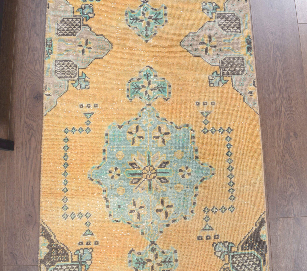 Oryantal desenli el dokuma vintage yolluk – turuncu, bej ve yeşil tonlarda yün dokuma