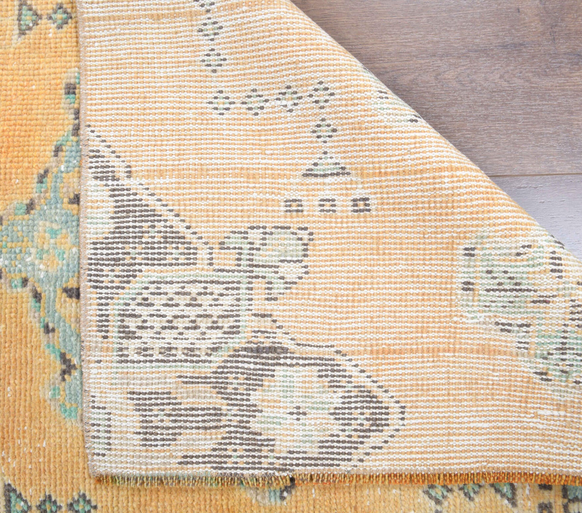 Turuncu, bej ve yeşil renkli el dokuma vintage yolluk, yün hav, pamuk taban
