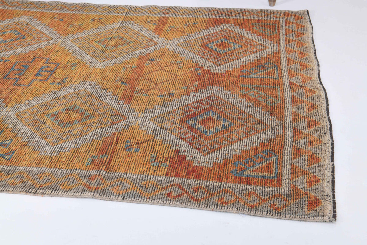 Anadolu kökenli el dokuma halı – 1970'ler üretimi, geometrik desenli