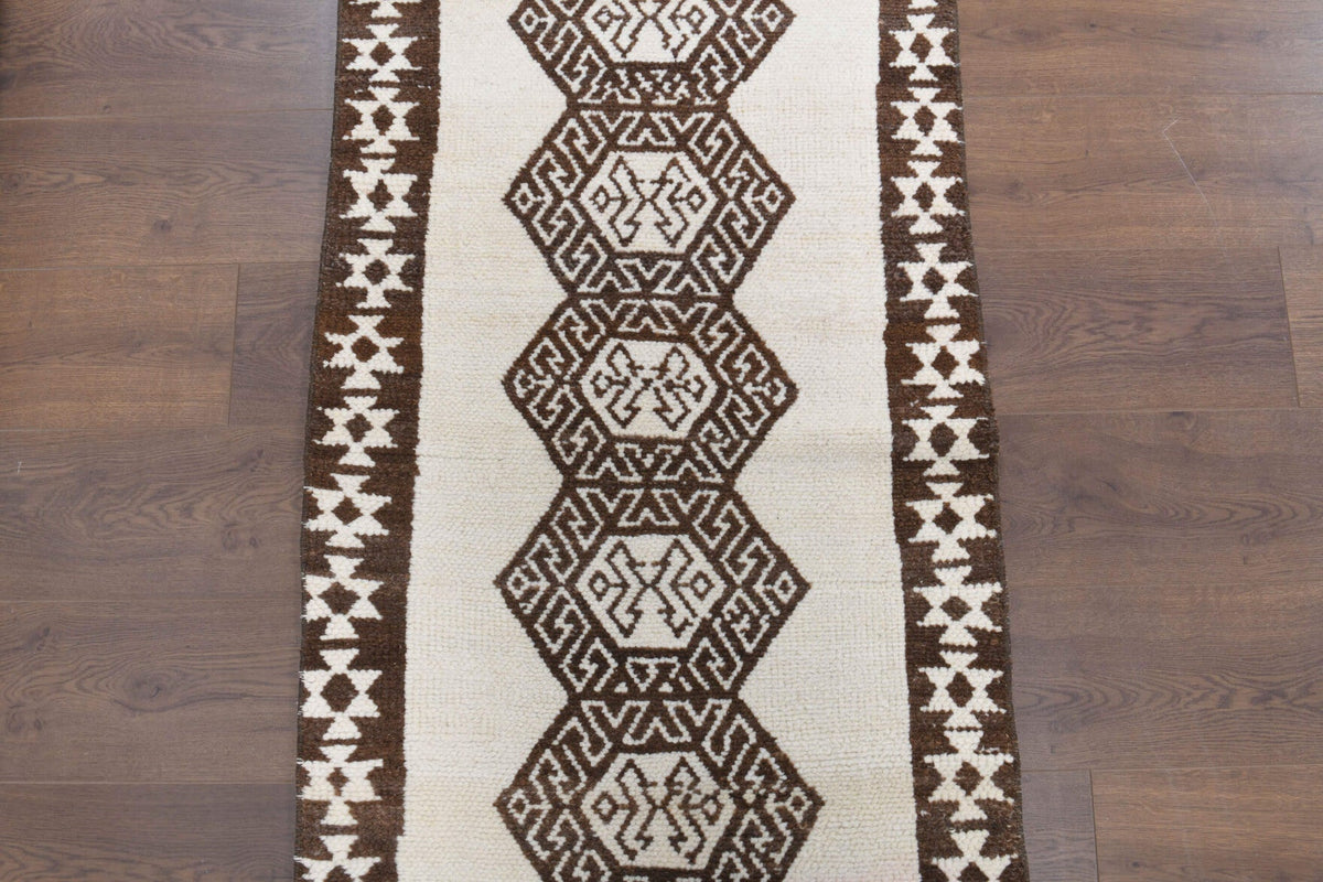 Geometrik desenli el dokuma vintage yolluk – turuncu, bej ve beyaz tonlarda yün dokuma