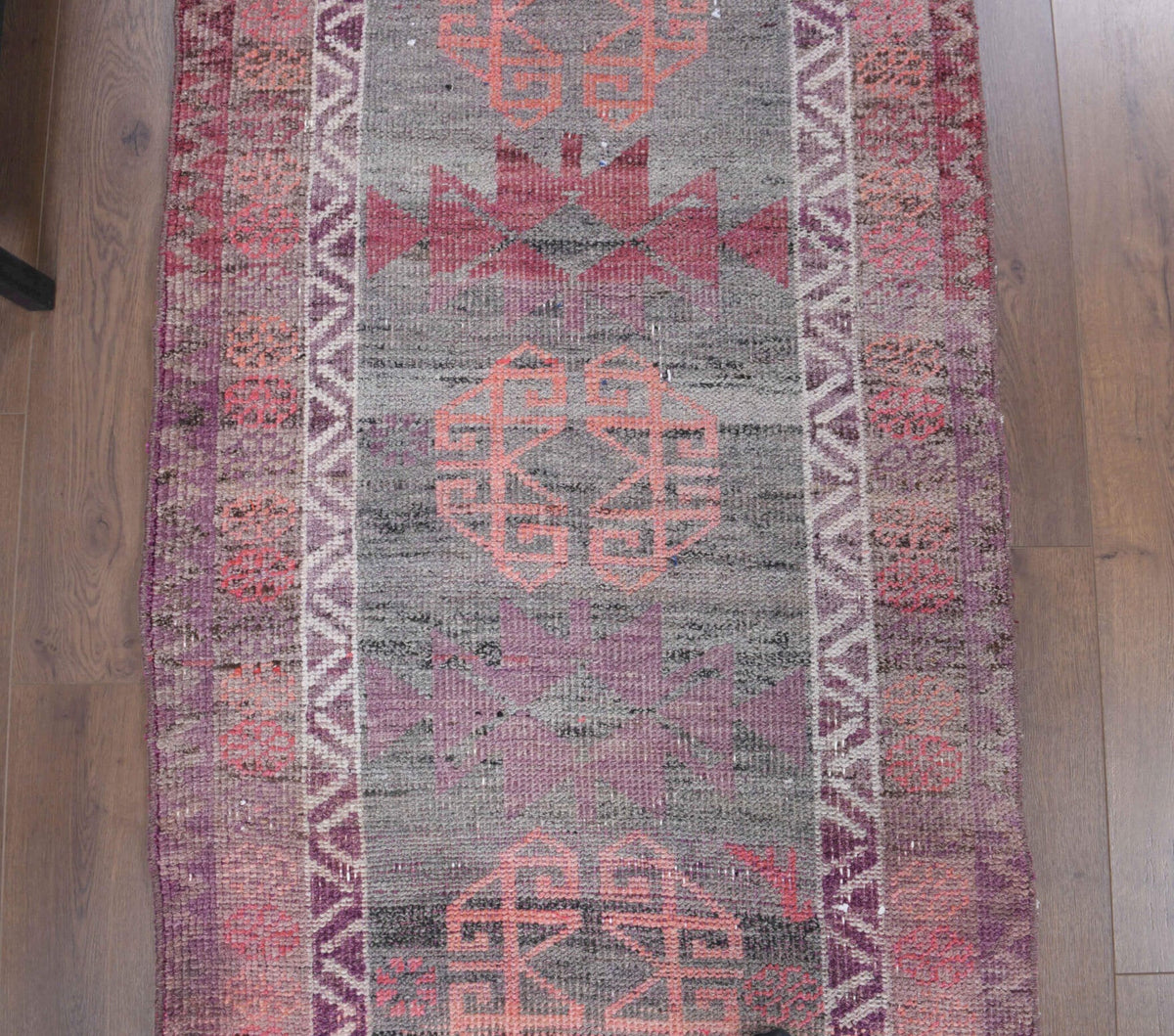 Oryantal desenli el dokuma vintage yolluk – pembe, turuncu ve kırmızı tonlarda yün dokuma
