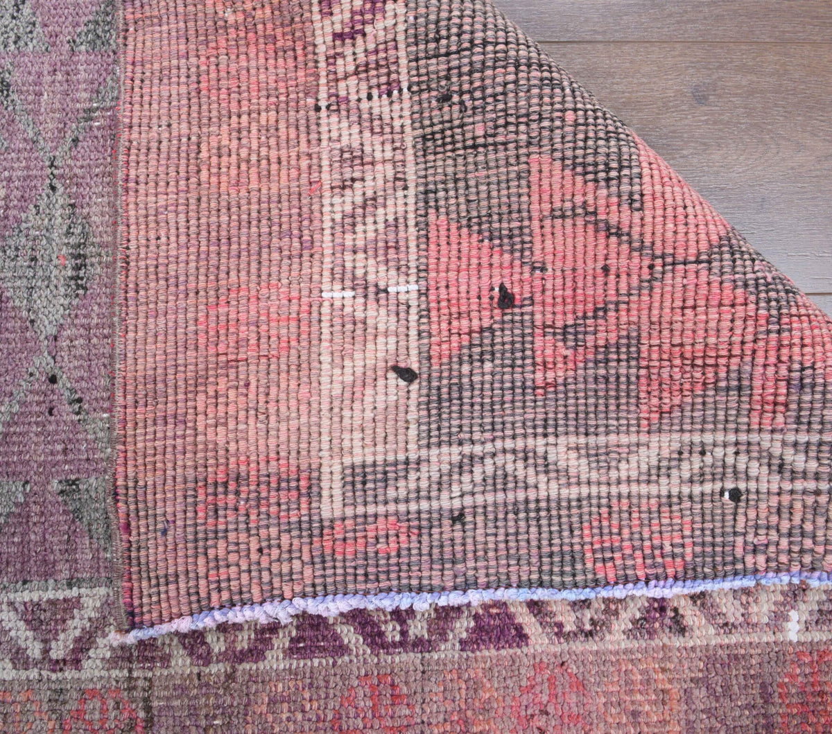 Pembe, turuncu ve kırmızı renkli el dokuma vintage yolluk, yün hav, pamuk taban