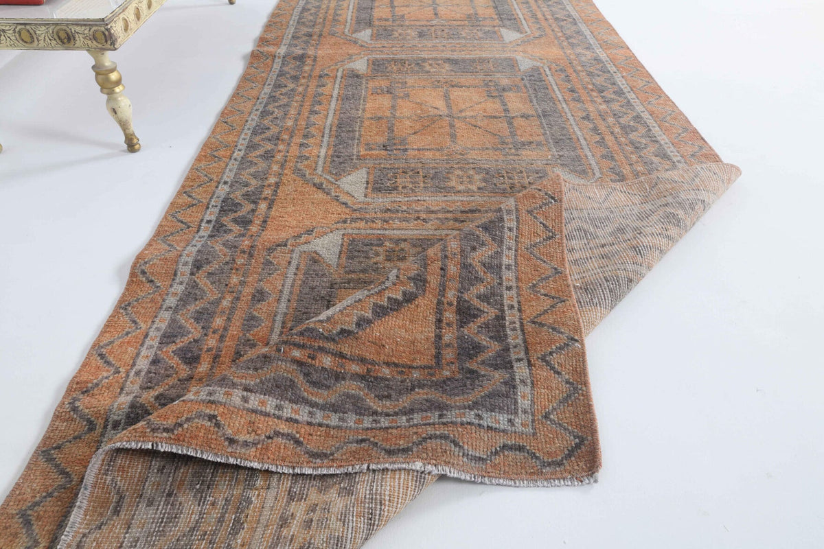 Pera Halı tek parça koleksiyonu: tribal desenli el dokuma vintage yolluk, turuncu ve kahverengi