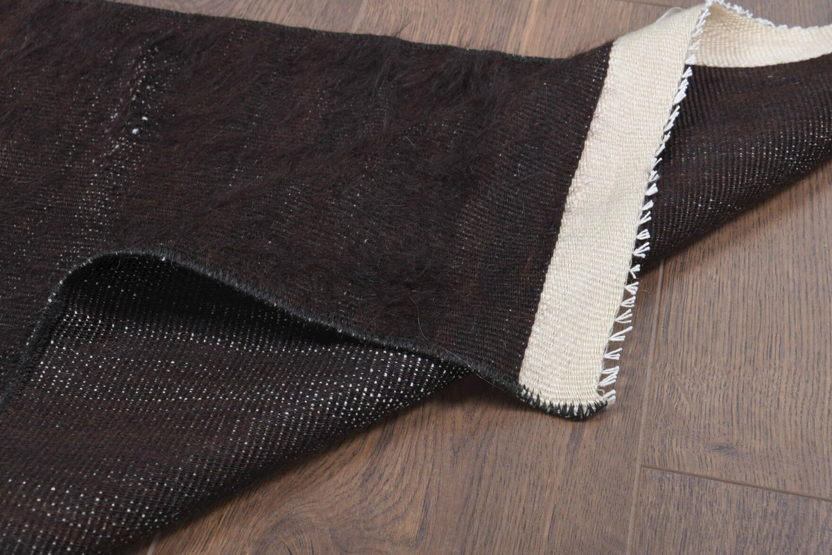 Pera Halı tek parça koleksiyonu: düz zeminli vintage kilim yolluk, siyah ve kahverengi