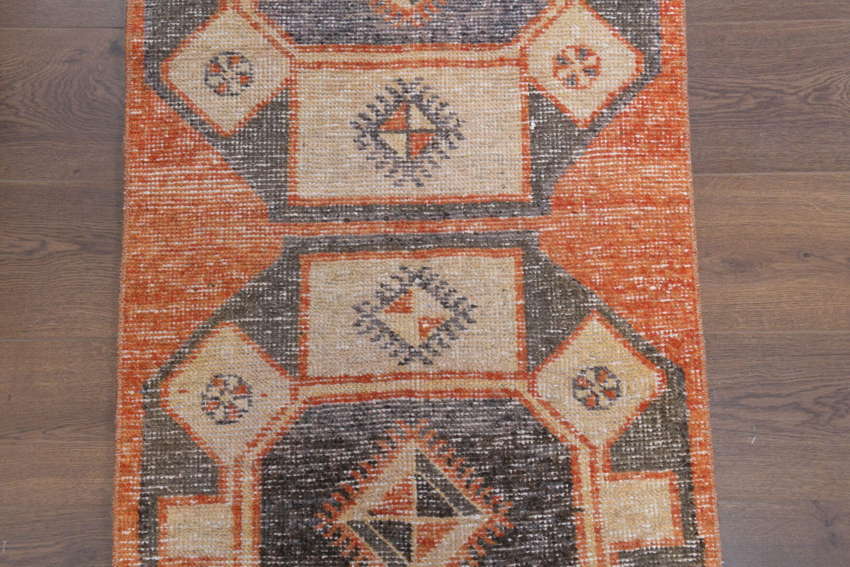 El yapımı vintage halı 71x165 cm geometrik desenli yün - yakın çekim doku detayı