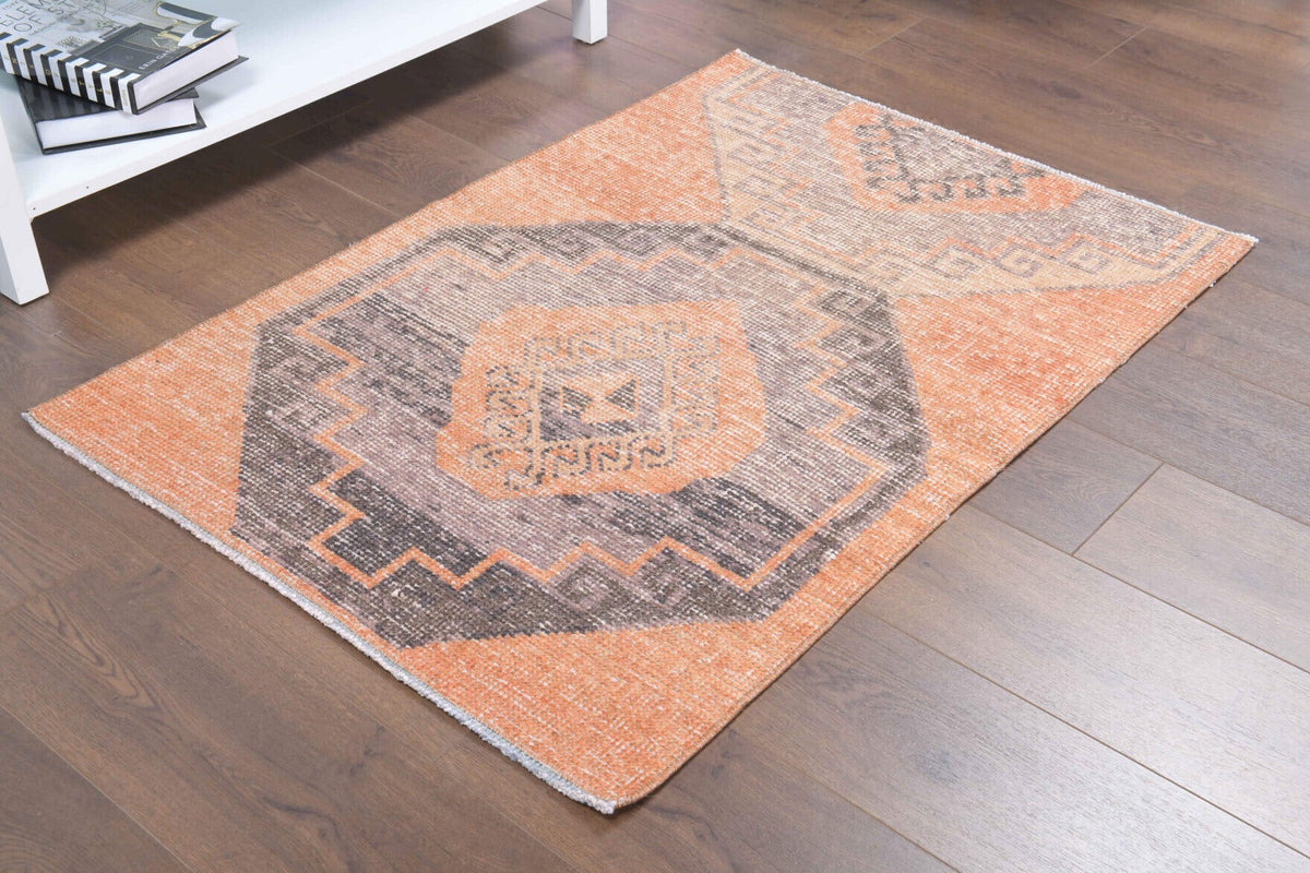 El yapımı vintage halı 81x117 cm geometrik desenli yün - yakın çekim doku detayı